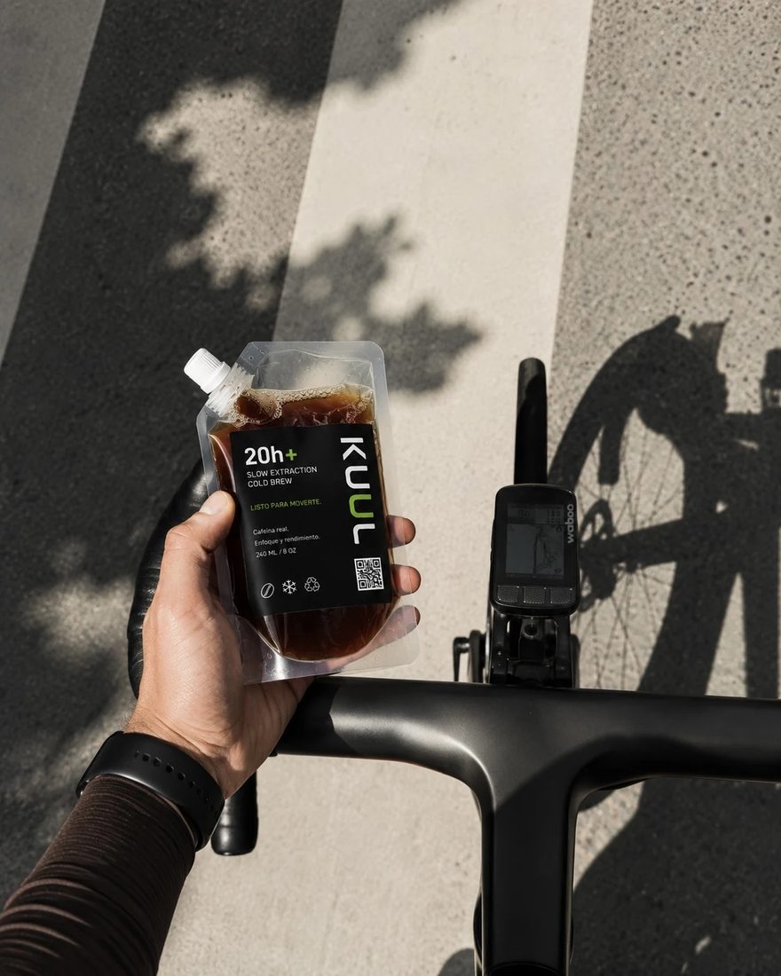 Pouch KUUL en manillar de bicicleta — cycling en la ruta